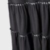 Vestido con volantes y tachuelas