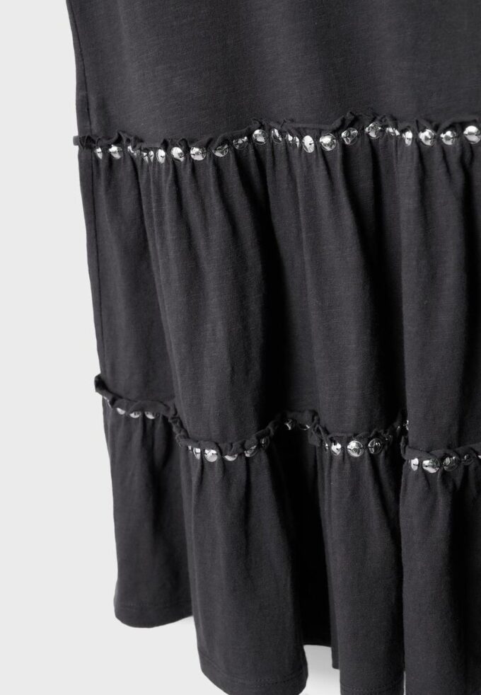 Vestido con volantes y tachuelas