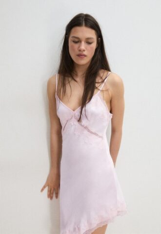 Vestido corto asimétrico de satén