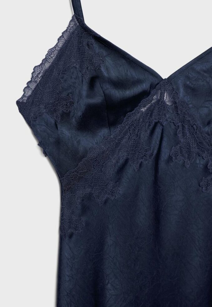 Vestido corto asimétrico de satén Vestido corto asimétrico de satén