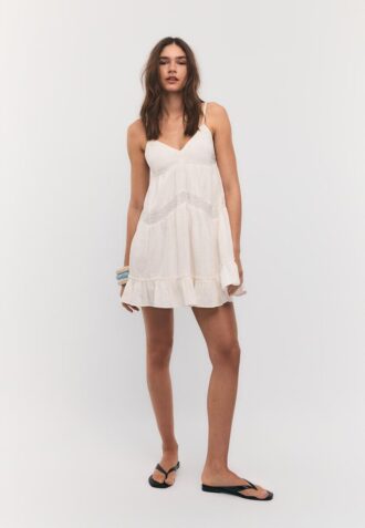 Vestido corto con detalle de encaje