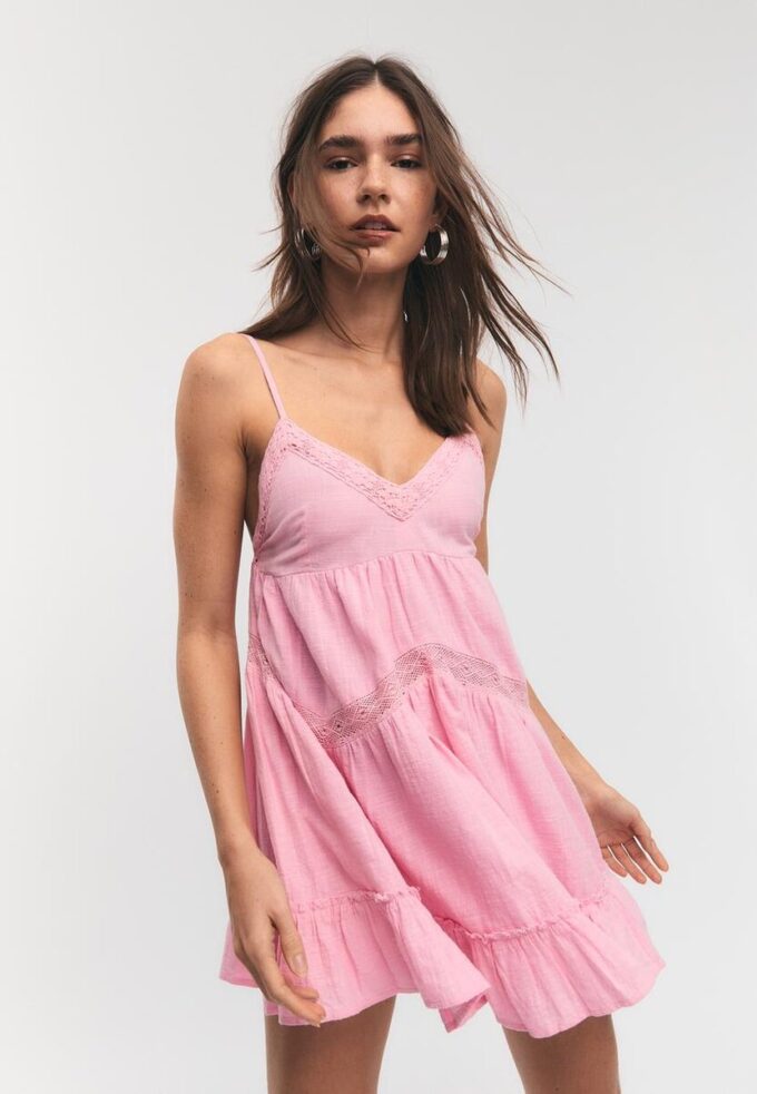Vestido corto con detalle de encaje Vestido corto con detalle de encaje