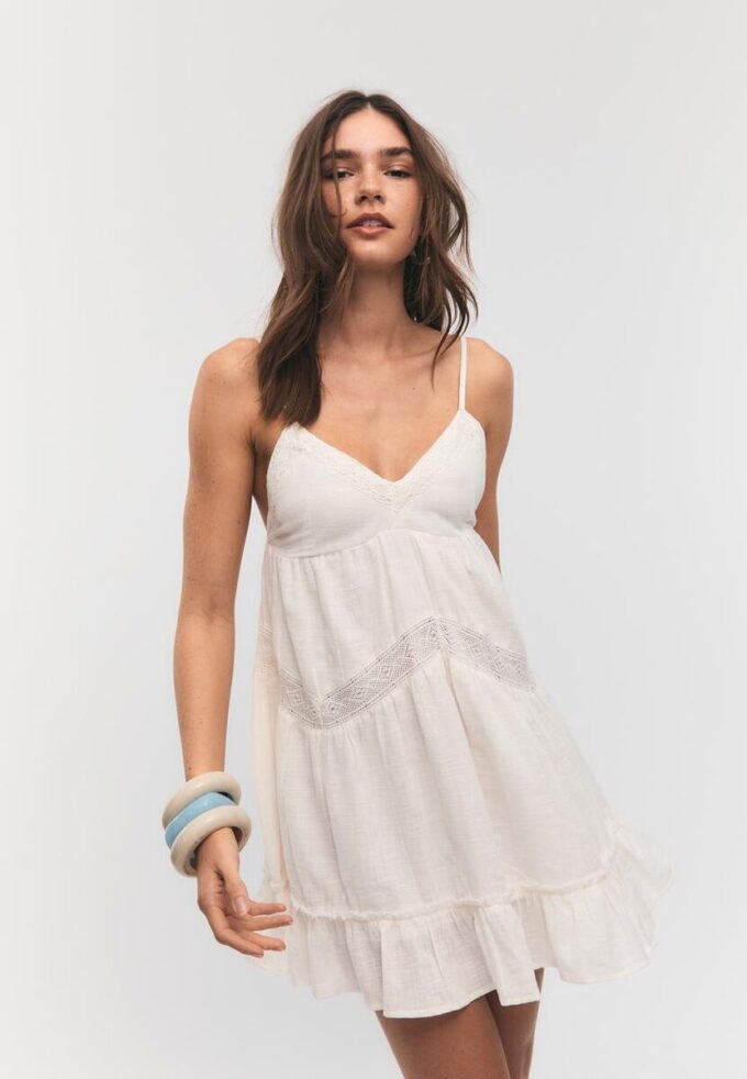 Vestido corto con detalle de encaje Vestido corto con detalle de encaje