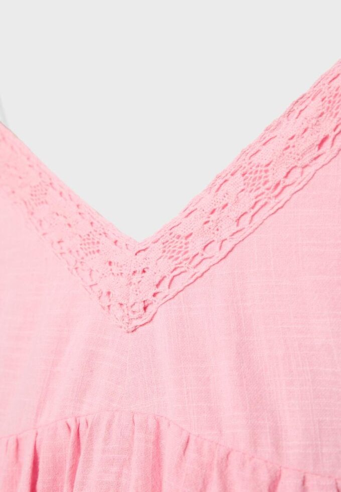 Vestido corto con detalle de encaje Vestido corto con detalle de encaje