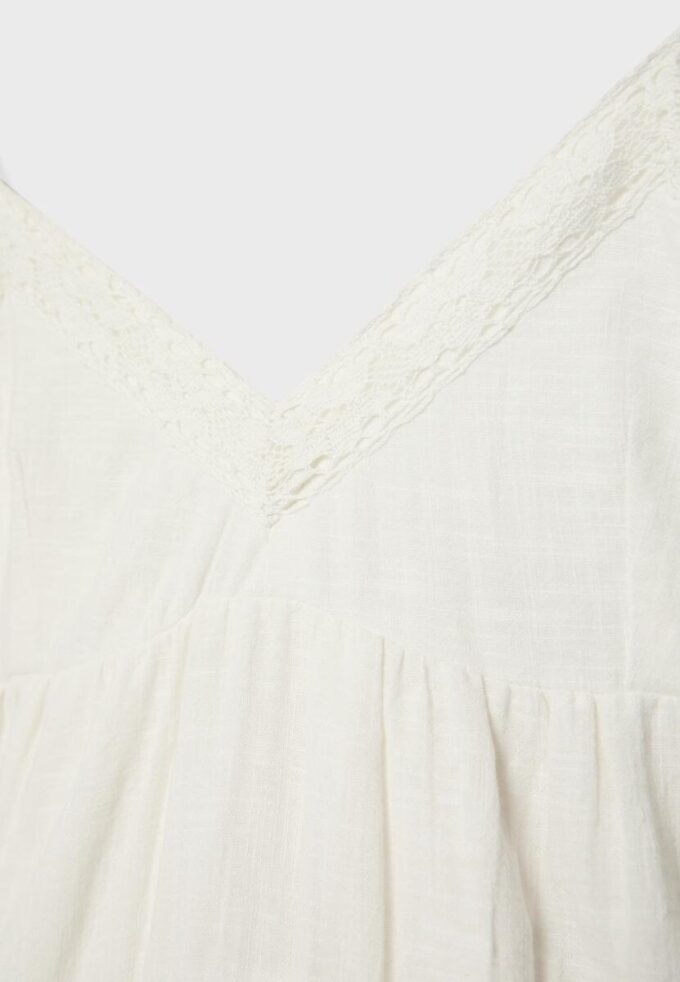 Vestido corto con detalle de encaje Vestido corto con detalle de encaje