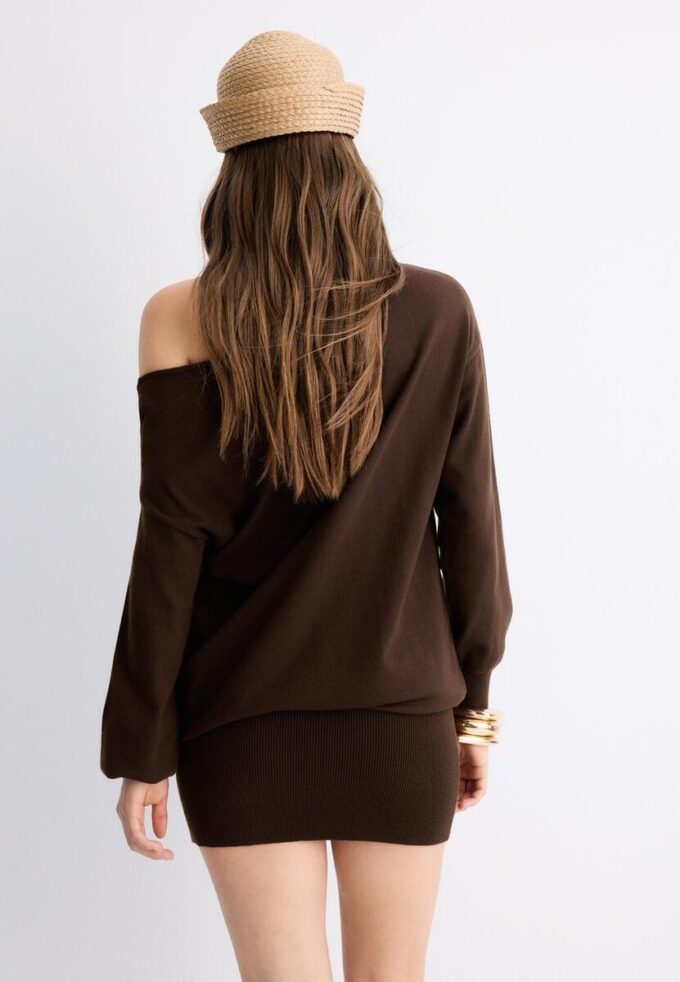Vestido corto de punto con cuello barco Vestido corto de punto con cuello barco