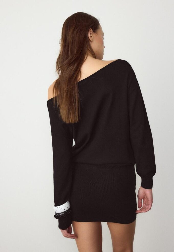 Vestido corto de punto con cuello barco Vestido corto de punto con cuello barco