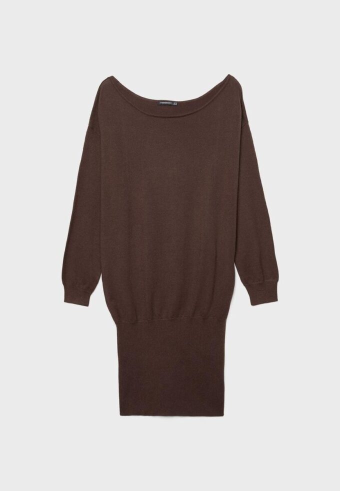 Vestido corto de punto con cuello barco Vestido corto de punto con cuello barco