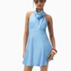 Vestido corto de satén con cuello halter