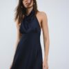 Vestido corto de satén con cuello halter Vestido corto de satén con cuello halter