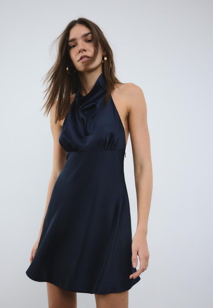 Vestido corto de satén con cuello halter Vestido corto de satén con cuello halter