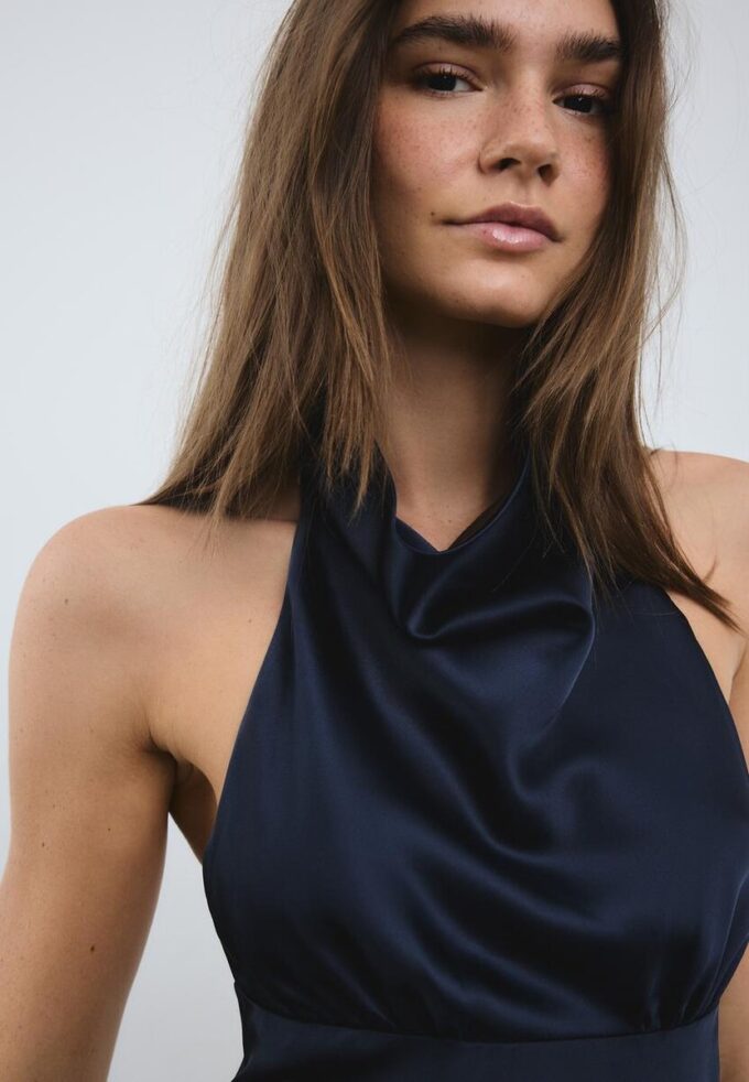 Vestido corto de satén con cuello halter Vestido corto de satén con cuello halter