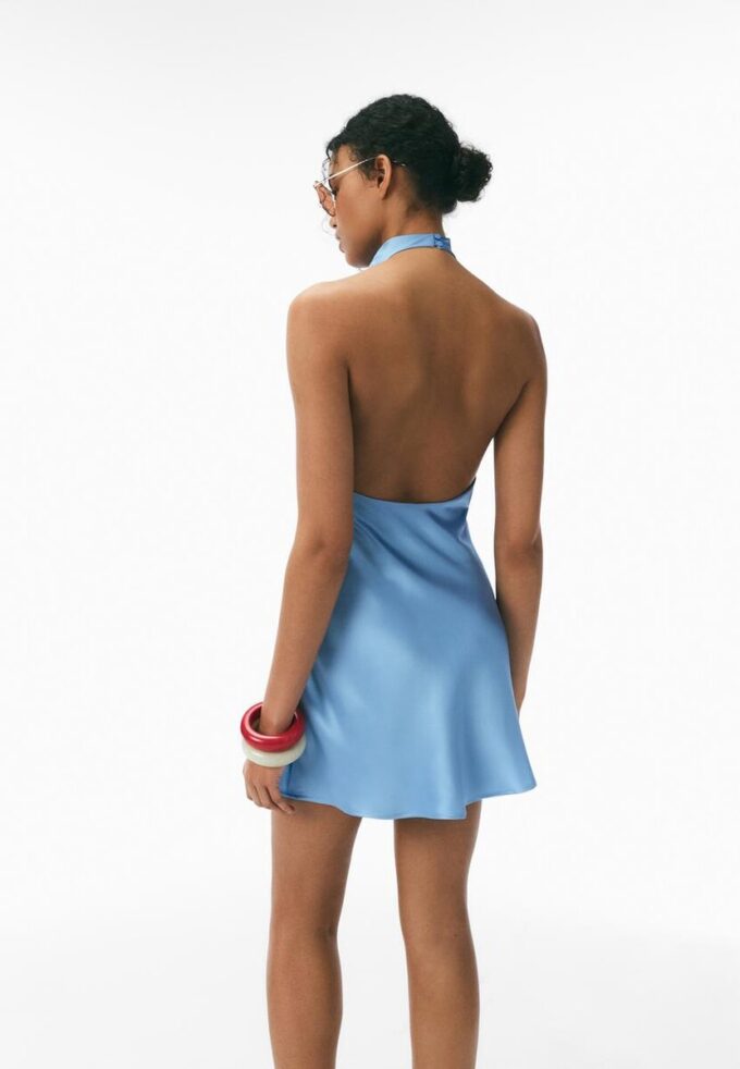 Vestido corto de satén con cuello halter
