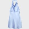 Vestido corto de satén con cuello halter