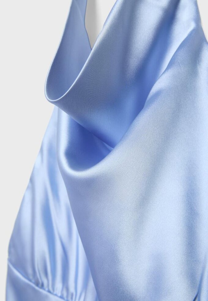 Vestido corto de satén con cuello halter