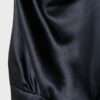 Vestido corto de satén con cuello halter Vestido corto de satén con cuello halter