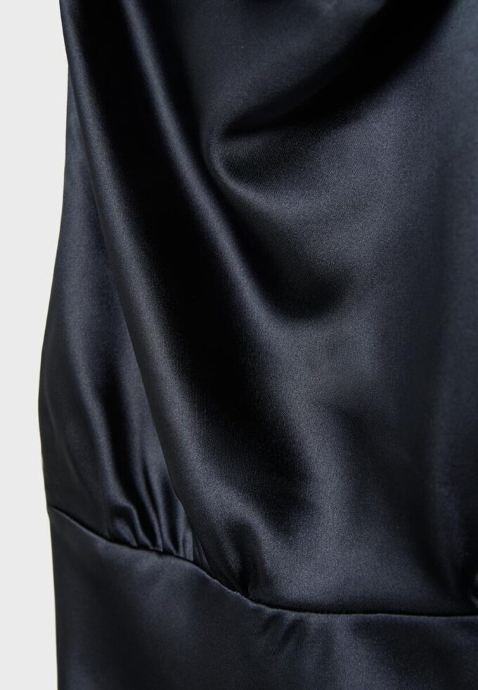 Vestido corto de satén con cuello halter Vestido corto de satén con cuello halter