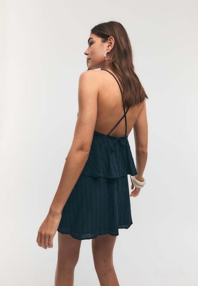 Vestido corto de tirantes con volantes Vestido corto de tirantes con volantes