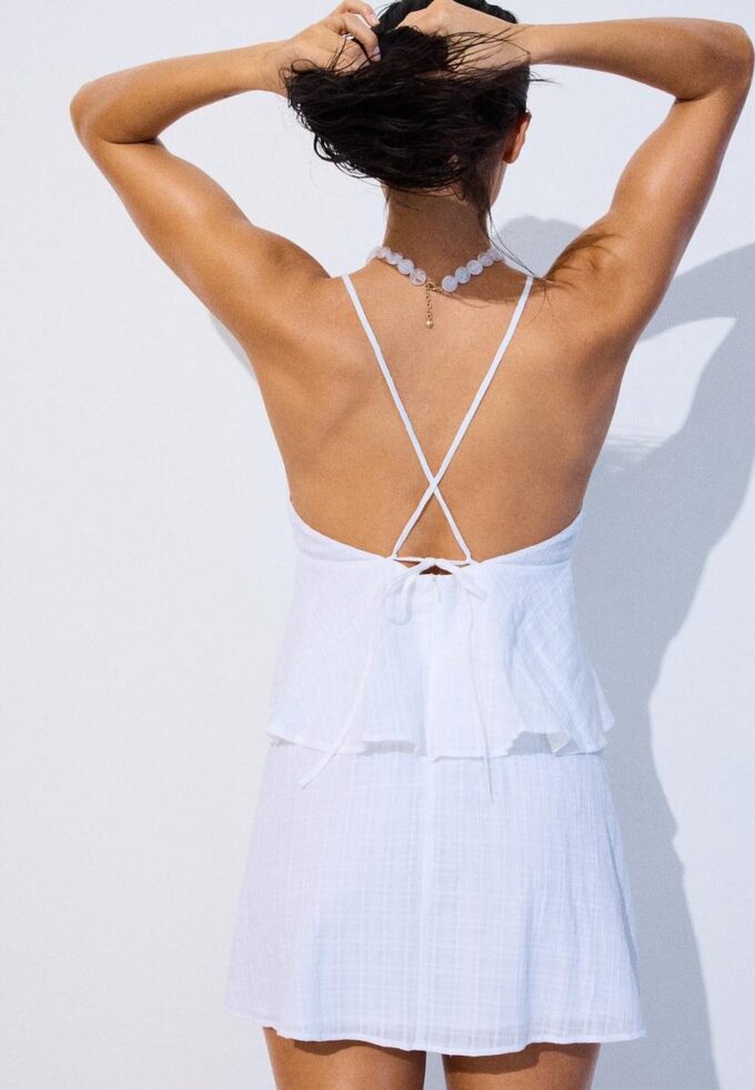Vestido corto de tirantes con volantes Vestido corto de tirantes con volantes