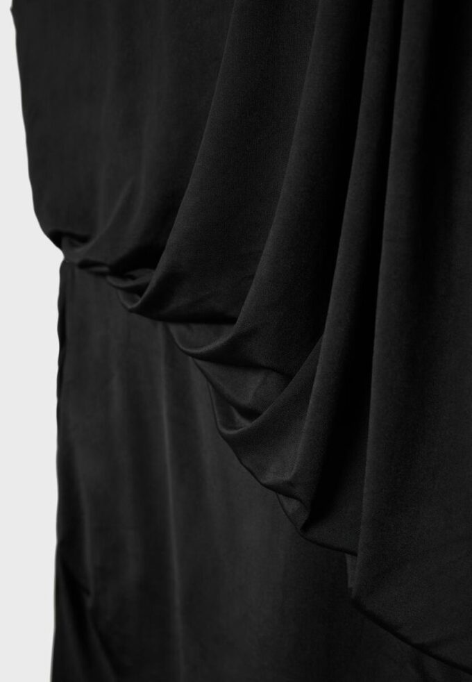 Vestido corto drapeado asimétrico Vestido corto drapeado asimétrico
