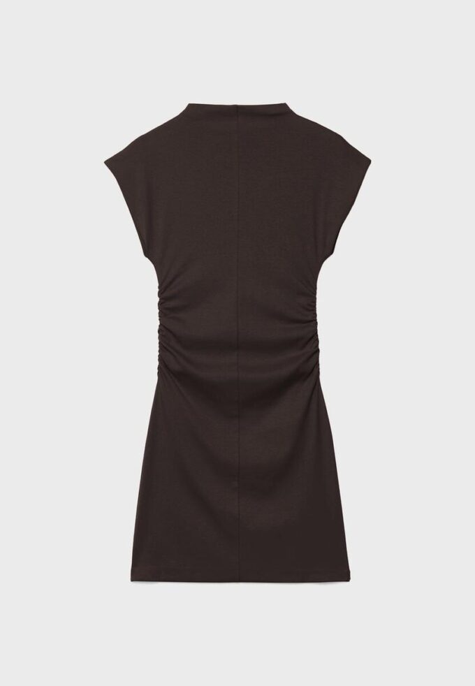 Vestido corto entallado con detalle fruncido Vestido corto entallado con detalle fruncido