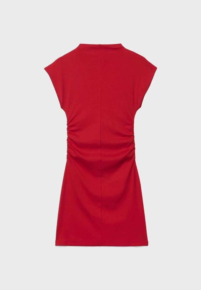 Vestido corto entallado con detalle fruncido Vestido corto entallado con detalle fruncido