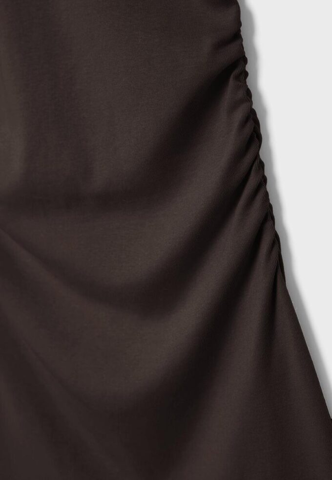 Vestido corto entallado con detalle fruncido Vestido corto entallado con detalle fruncido