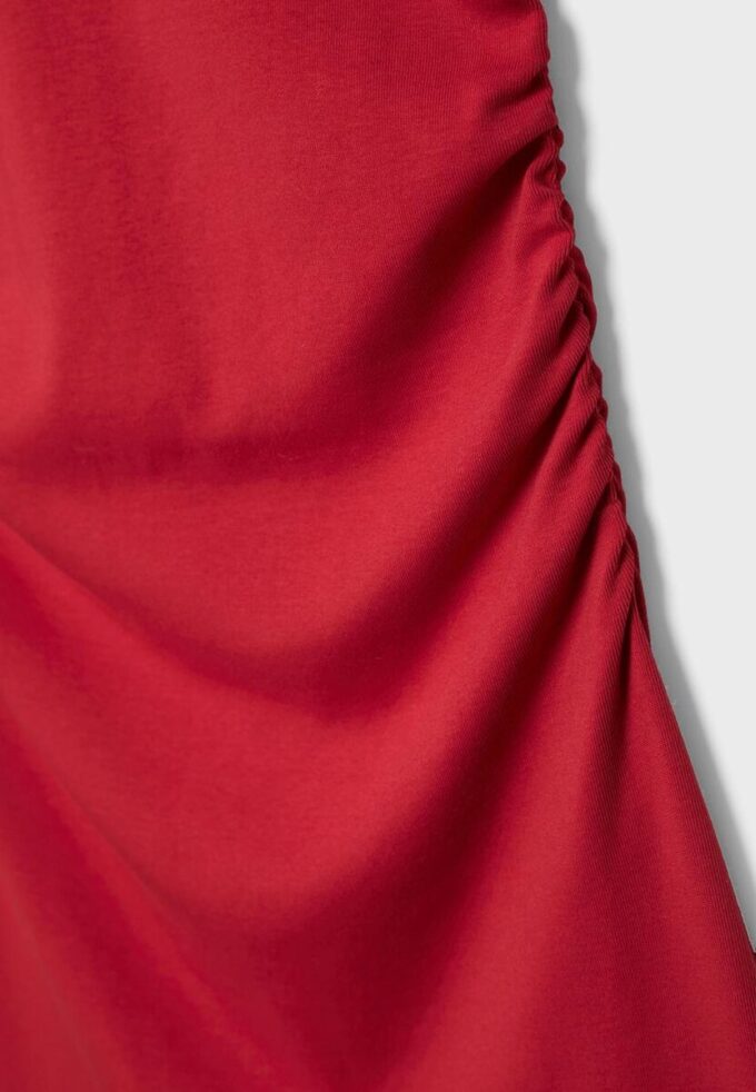 Vestido corto entallado con detalle fruncido Vestido corto entallado con detalle fruncido