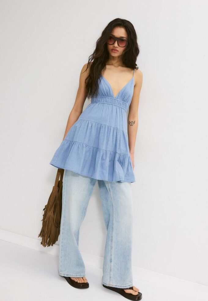 Vestido corto y fluido con detalle de lazo en la espalda Vestido corto y fluido con detalle de lazo en la espalda