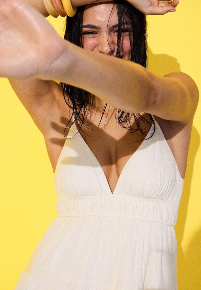 Vestido corto y fluido con detalle de lazo en la espalda Vestido corto y fluido con detalle de lazo en la espalda
