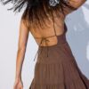 Vestido corto y fluido con detalle de lazo en la espalda Vestido corto y fluido con detalle de lazo en la espalda