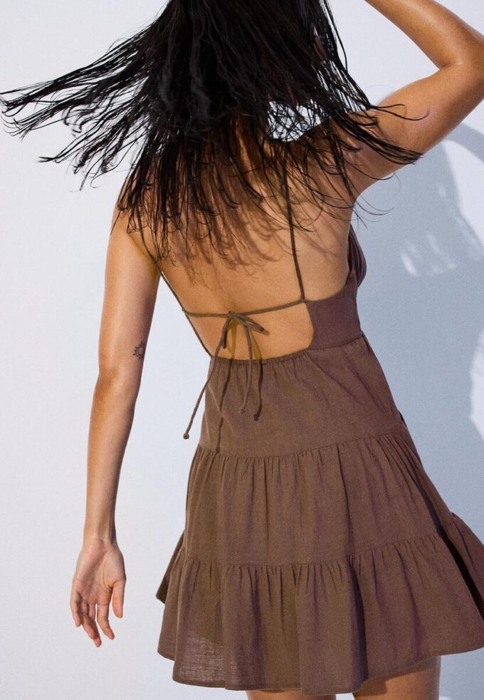 Vestido corto y fluido con detalle de lazo en la espalda Vestido corto y fluido con detalle de lazo en la espalda