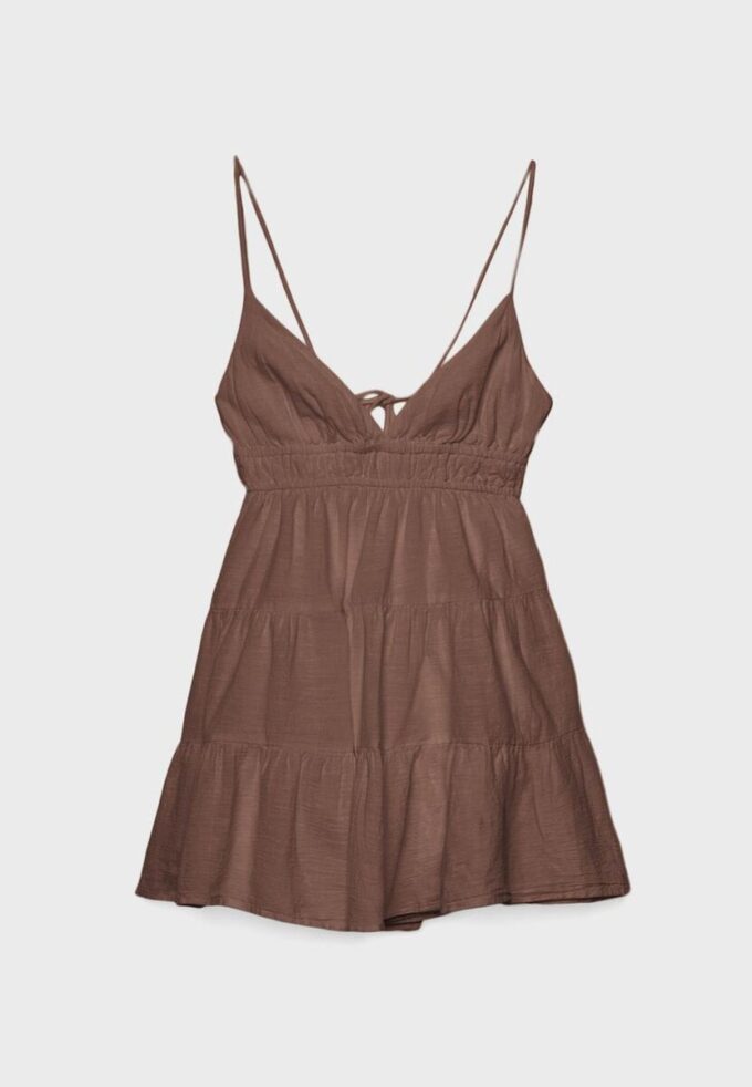 Vestido corto y fluido con detalle de lazo en la espalda Vestido corto y fluido con detalle de lazo en la espalda