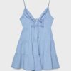Vestido corto y fluido con detalle de lazo en la espalda Vestido corto y fluido con detalle de lazo en la espalda