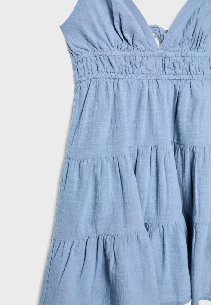 Vestido corto y fluido con detalle de lazo en la espalda Vestido corto y fluido con detalle de lazo en la espalda