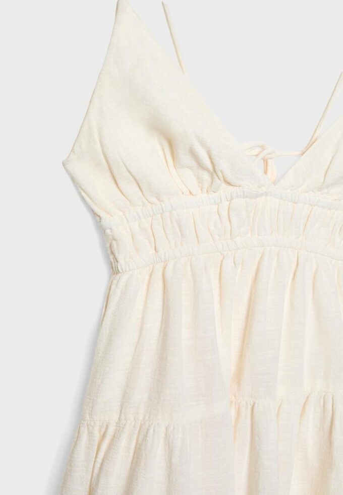 Vestido corto y fluido con detalle de lazo en la espalda Vestido corto y fluido con detalle de lazo en la espalda