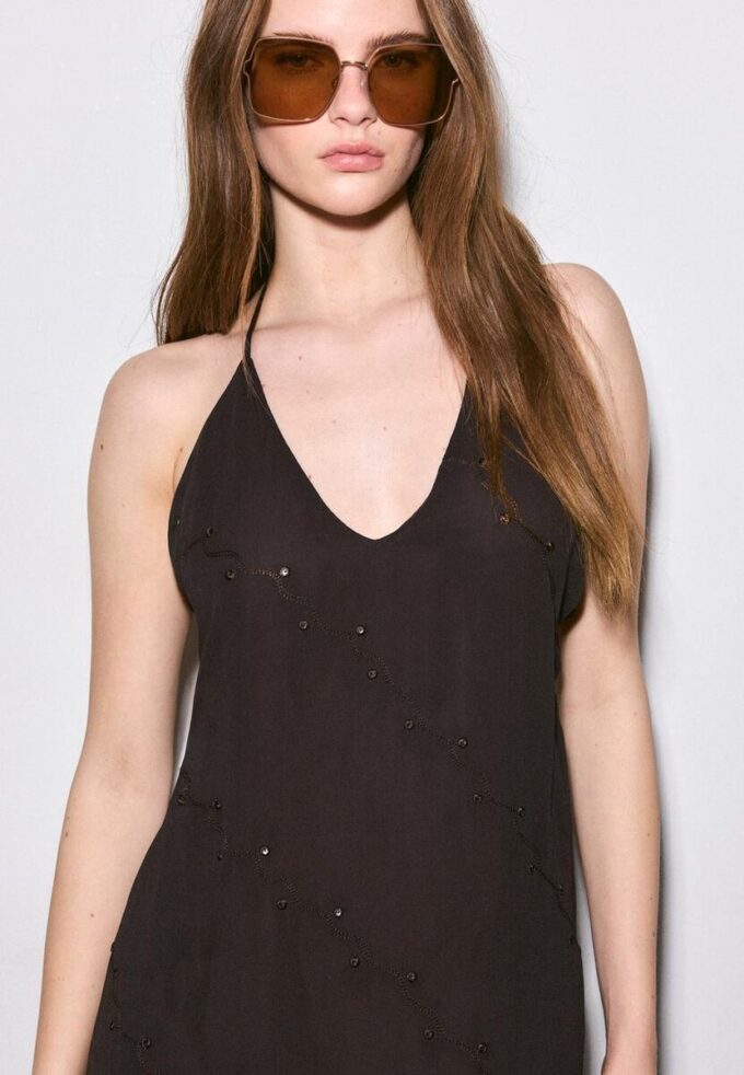 Vestido largo con cuello halter bordado Vestido largo con cuello halter bordado