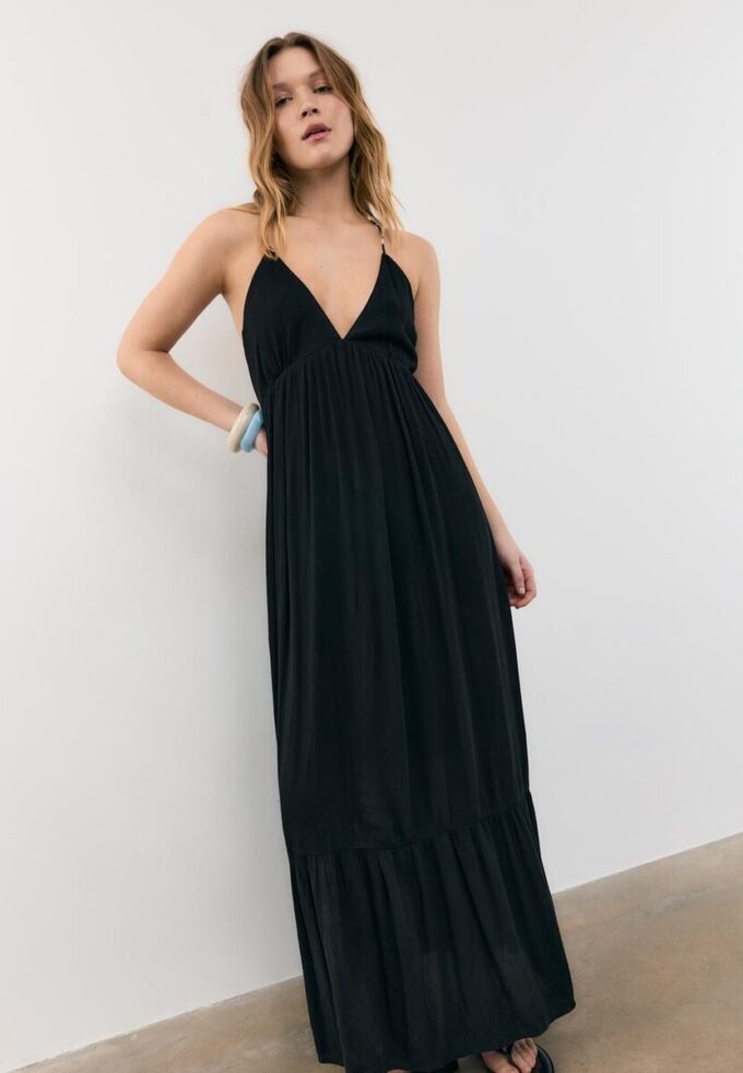 Vestido largo de crepé con tirantes con pedrería Vestido largo de crepé con tirantes con pedrería