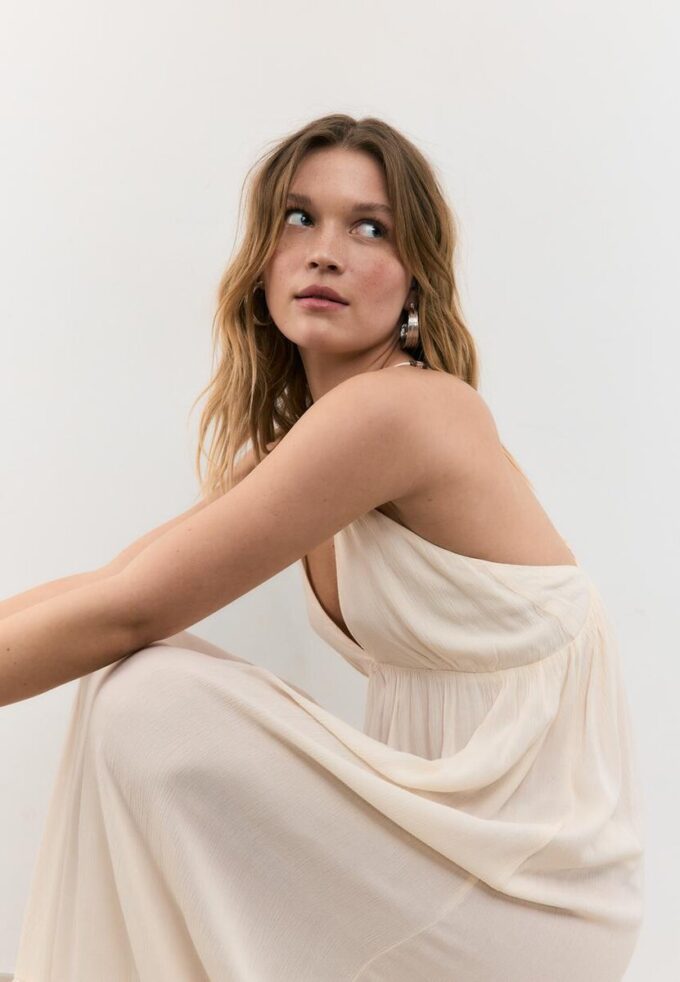 Vestido largo de crepé con tirantes con pedrería