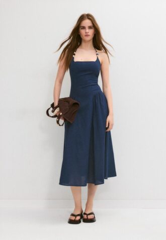 Vestido midi con cuello halter y detalle de cuentas