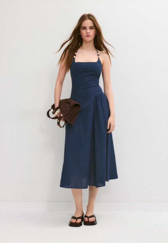 Vestido midi con cuello halter y detalle de cuentas Vestido midi con cuello halter y detalle de cuentas