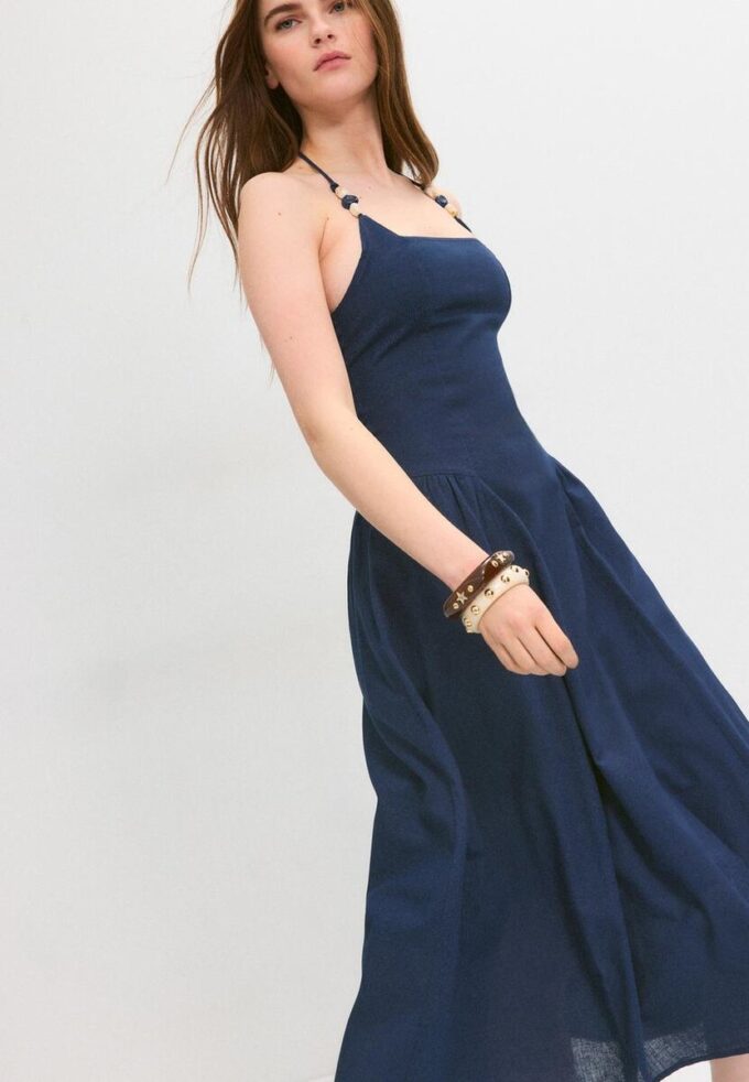 Vestido midi con cuello halter y detalle de cuentas Vestido midi con cuello halter y detalle de cuentas
