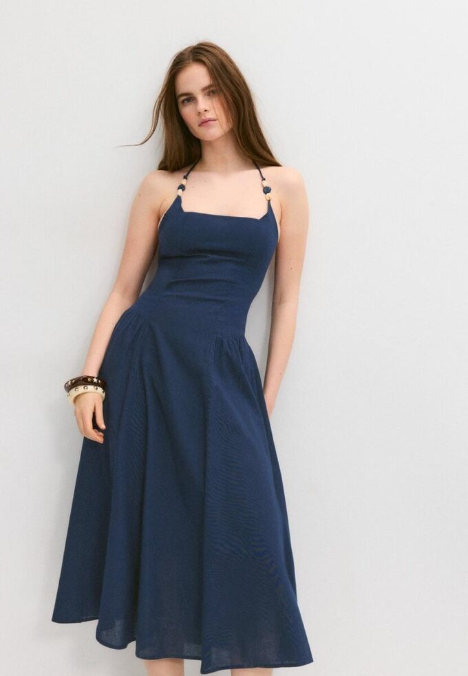 Vestido midi con cuello halter y detalle de cuentas Vestido midi con cuello halter y detalle de cuentas