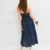 Vestido midi con cuello halter y detalle de cuentas Vestido midi con cuello halter y detalle de cuentas