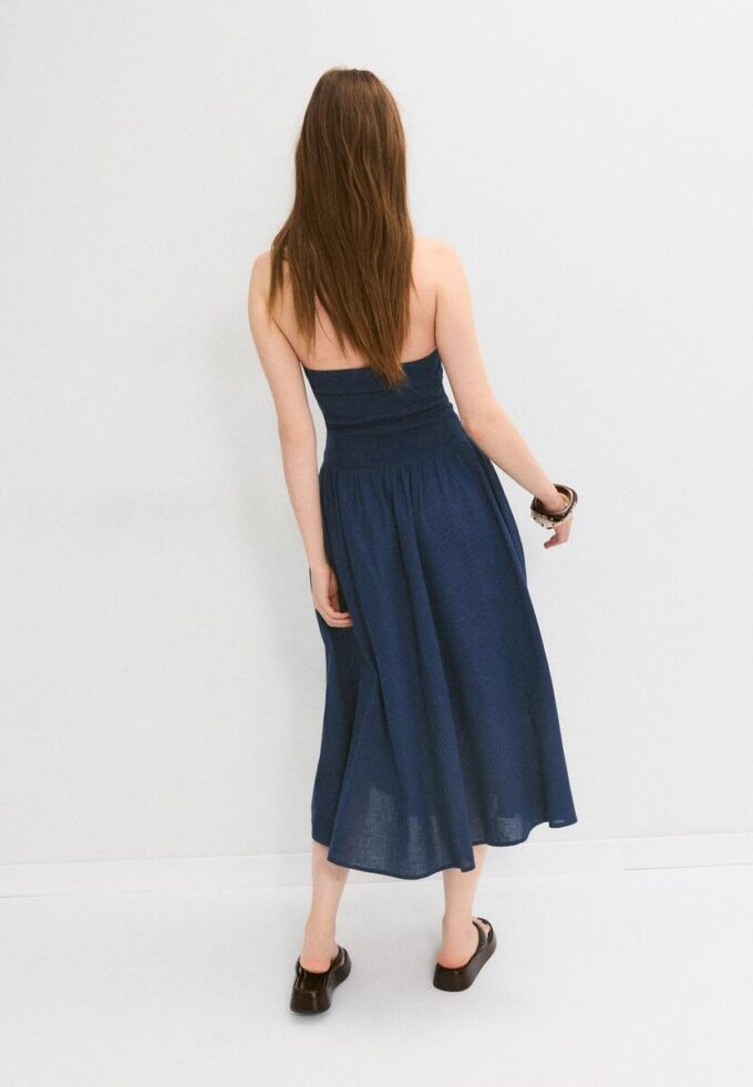 Vestido midi con cuello halter y detalle de cuentas Vestido midi con cuello halter y detalle de cuentas