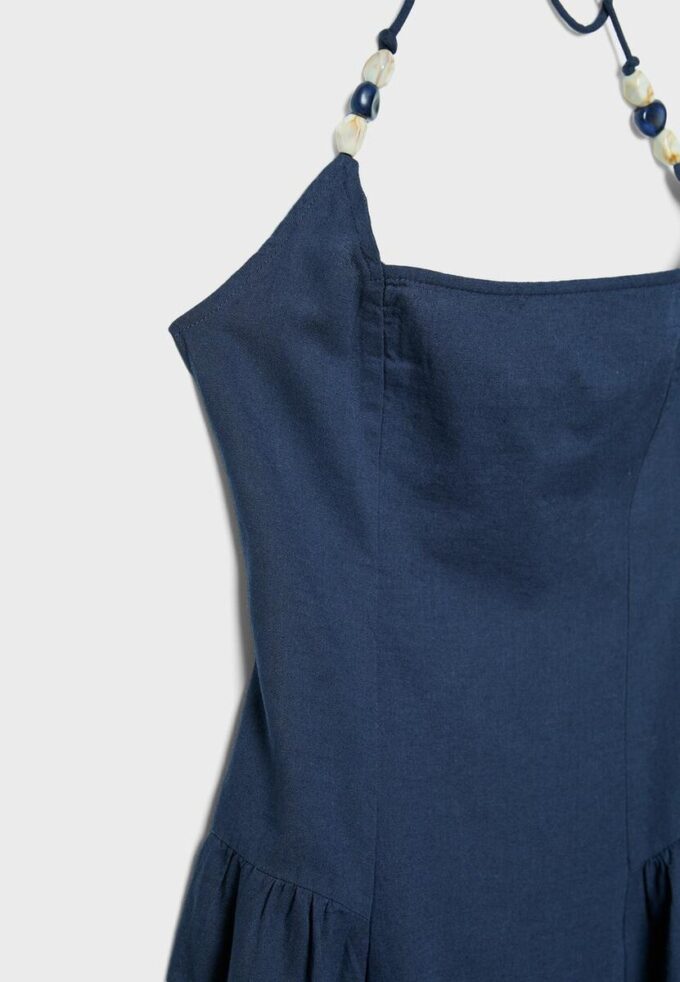 Vestido midi con cuello halter y detalle de cuentas Vestido midi con cuello halter y detalle de cuentas