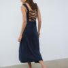 Vestido midi con espalda cruzada y efecto lino Vestido midi con espalda cruzada y efecto lino