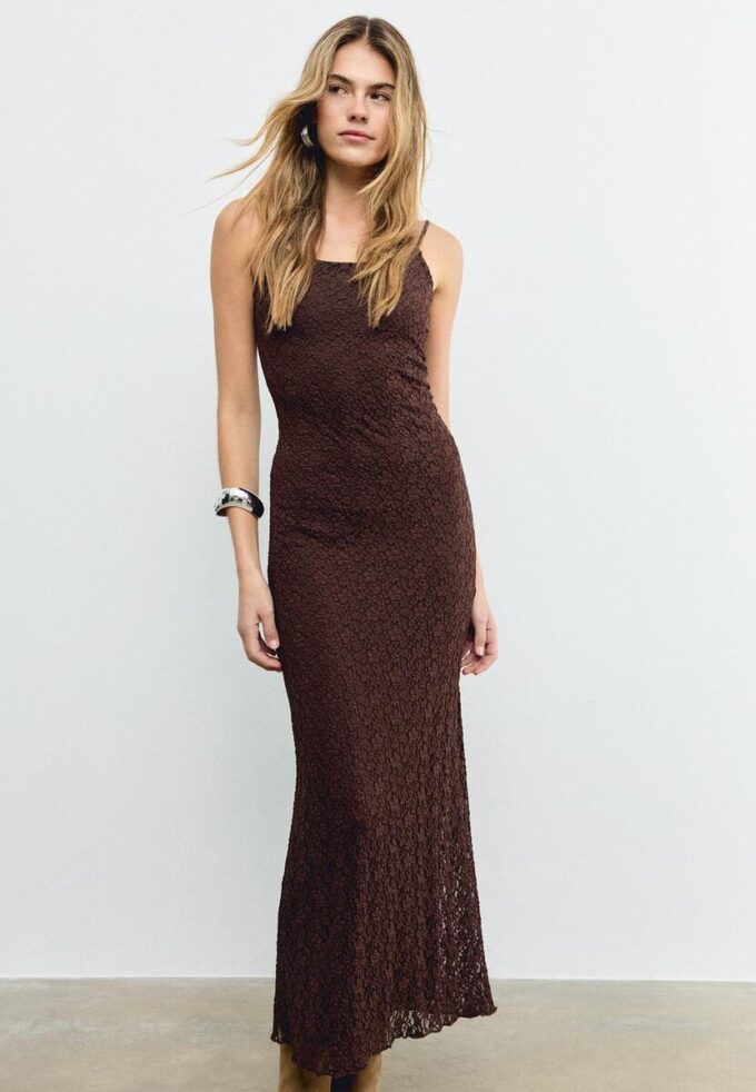 Vestido midi de tirantes de encaje rubio