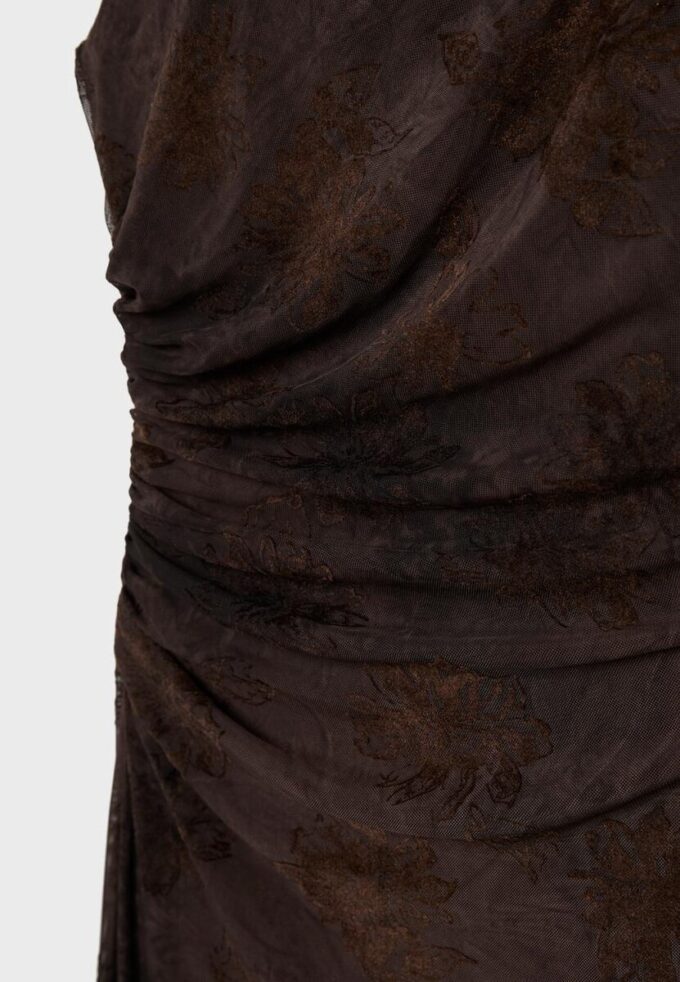 Vestido midi de tul con cuello cuadrado Vestido midi de tul con cuello cuadrado