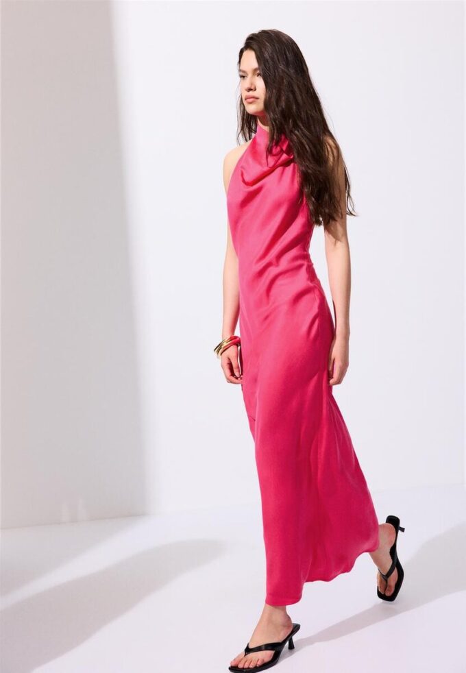 Vestido midi sin espalda con cuello halter Vestido midi sin espalda con cuello halter